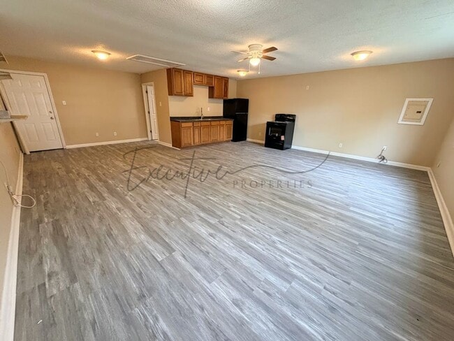 Building Photo - Updated Studio Apartment for $695 – New Appliances