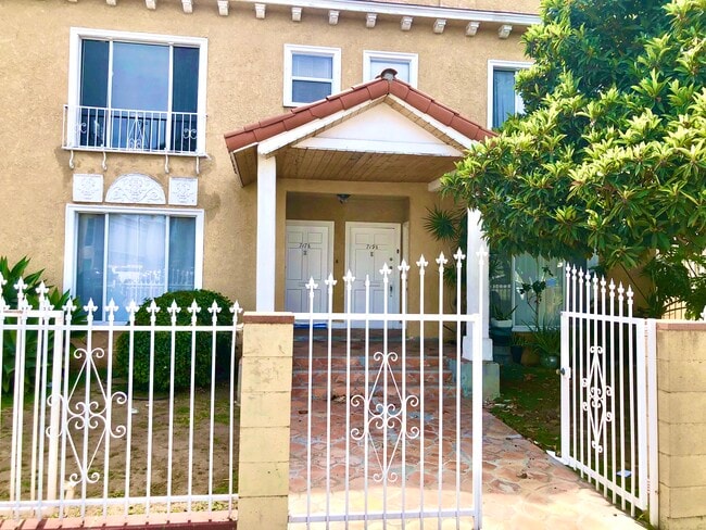Vista de calle - 717 1/2 N Ridgewood Pl Unidad 2nd Floor