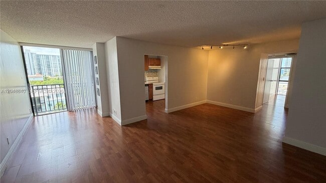 Building Photo - 17021 N Bay Rd Unit 914