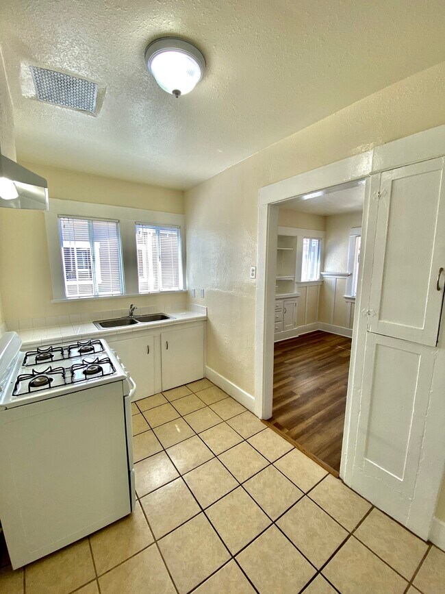 Photo - 1032 W 1st St