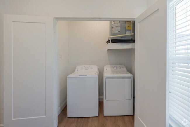 2BR, 2BA - 1,130SF - Laundry