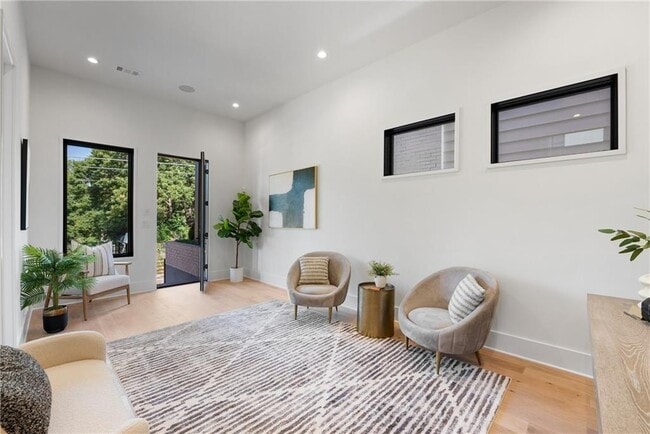 Photo - 194 E Lake Terrace SE