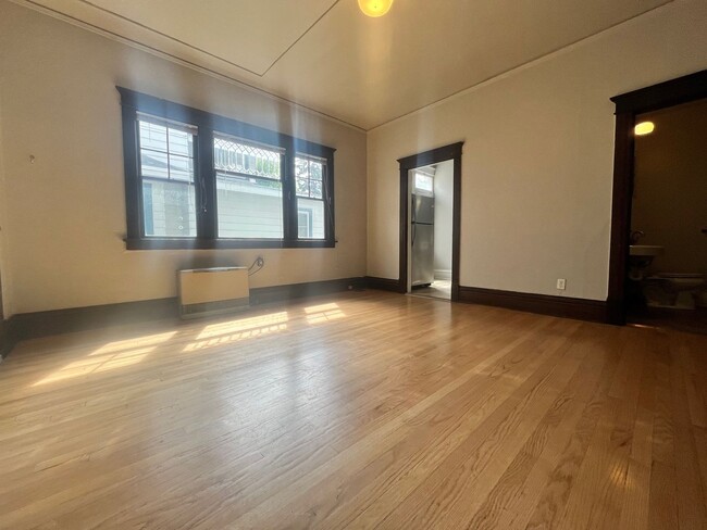 Photo - Large Renovated Studio in Unbeatable U District Location! Unit 07