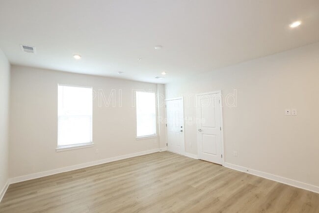 Photo - 2854 Calgary Ln