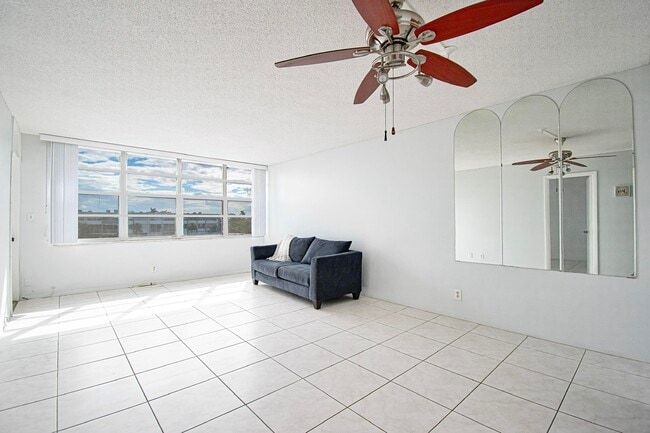 Building Photo - 2731 Taft St Unit 408