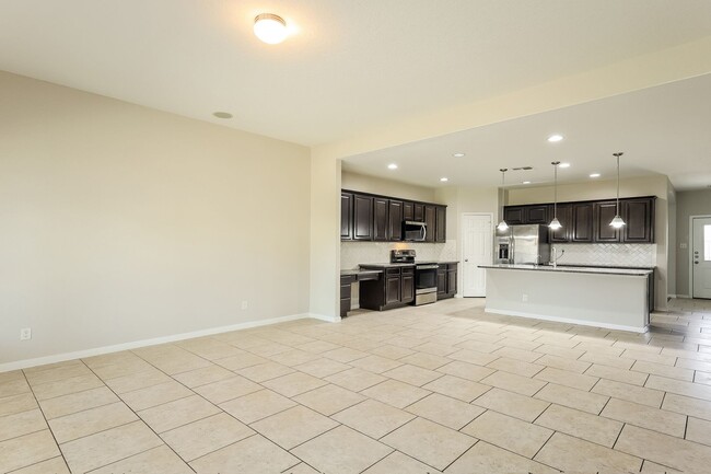 Photo - HUGE 4 BEDROOM 3.5 BATHROOM HOUSE- ONLY 7....
