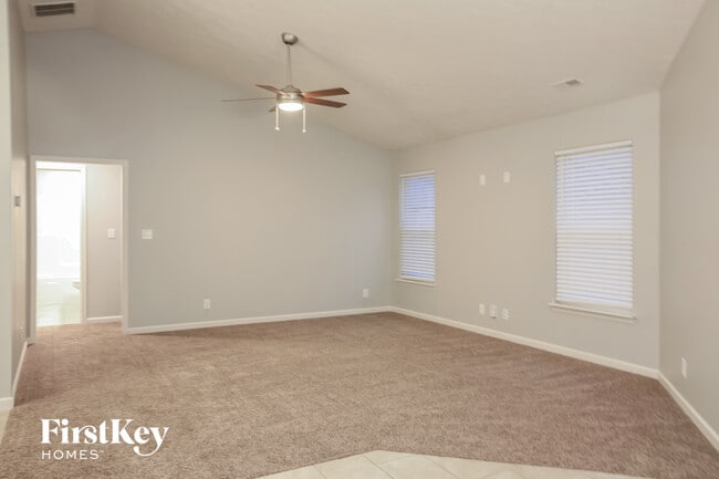 Photo - 900 Foxglove St