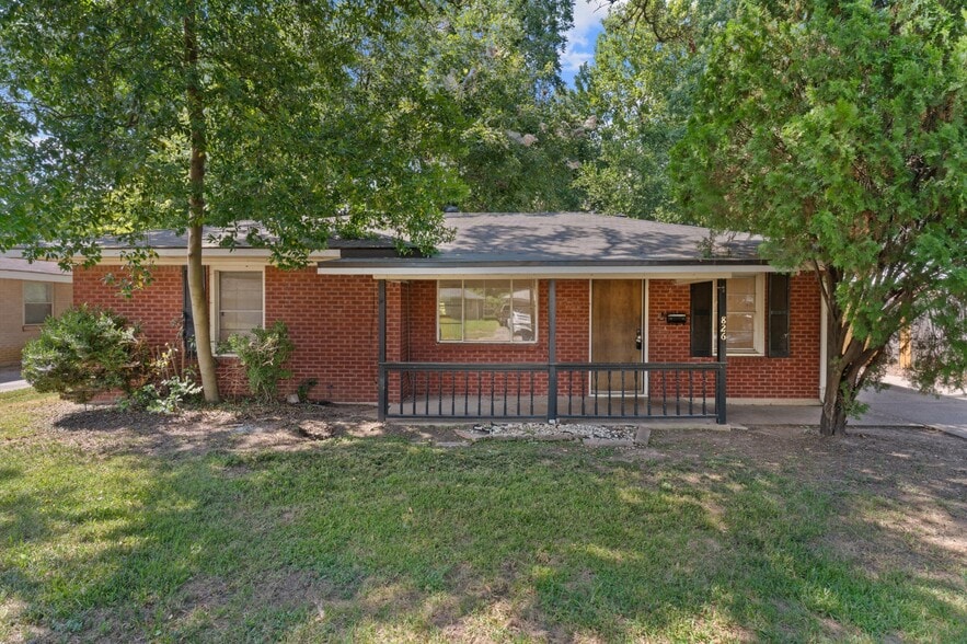 826 Martha Ln