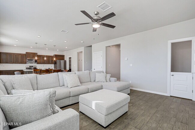 Photo - 13130 Oakhampton Ave