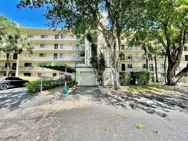 Building Photo - 2209 S Cypress Bend Dr Unit 407