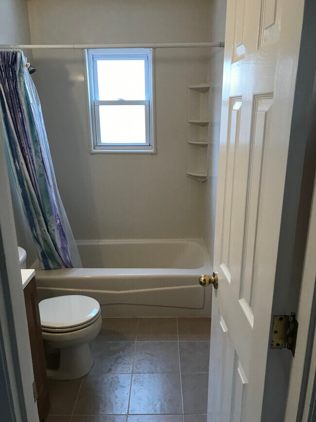 Full Bathroom - 88 Belair Dr Unit 88