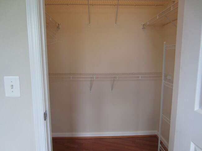 Walk-in Closet - 9480 Virginia Center Blvd Unidad 202