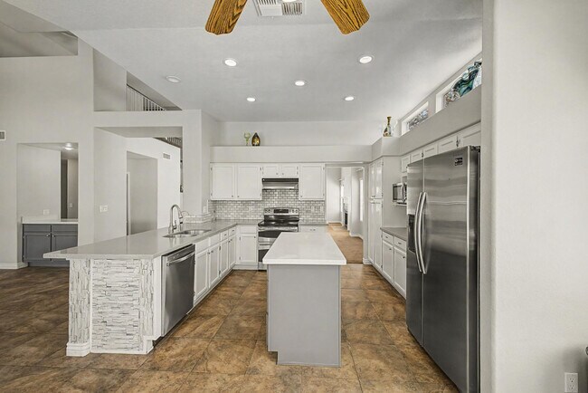 Photo - 1300 N Sycamore Ct