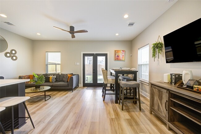 Photo - 2113 St Charles St Unit B