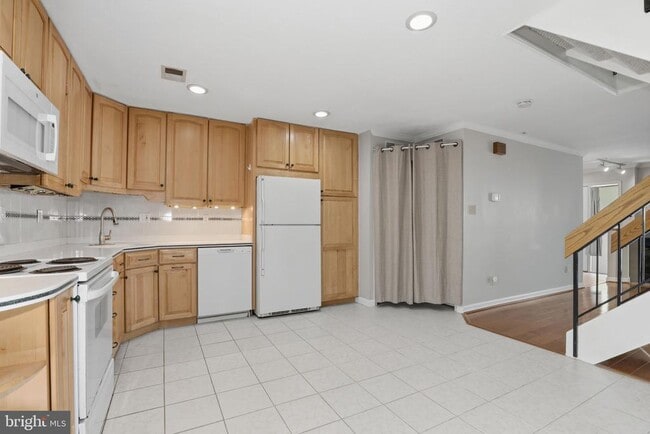 Building Photo - 2369 Southgate Square