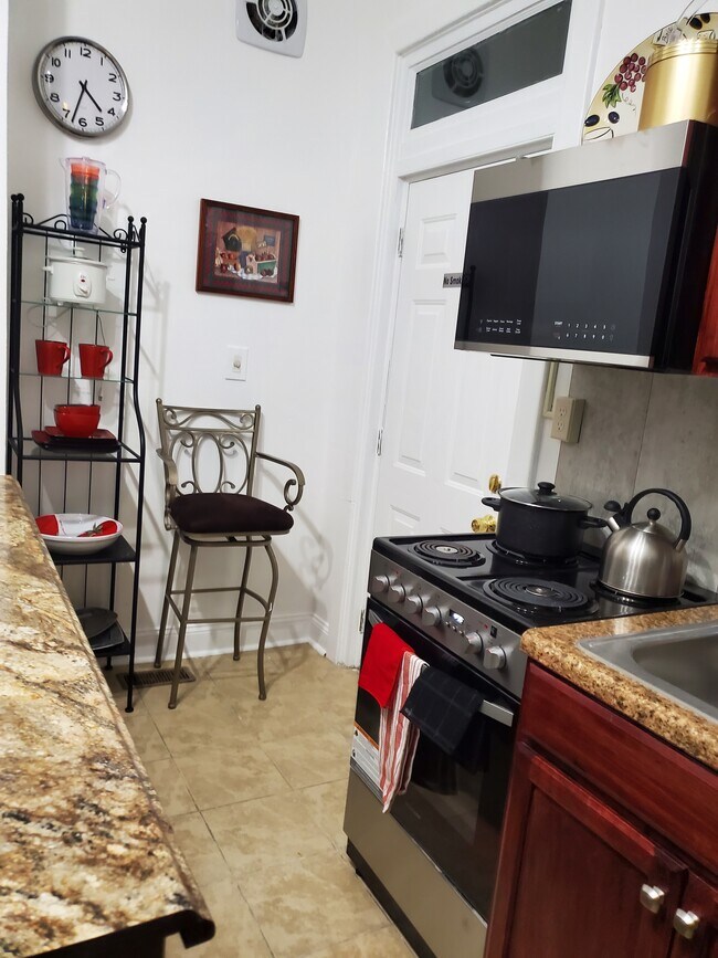 Cute, fully equipped galley kitchen