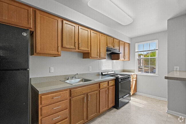 2BR, 1BA - 685SF - Kitchen - Fairlawn Marshall