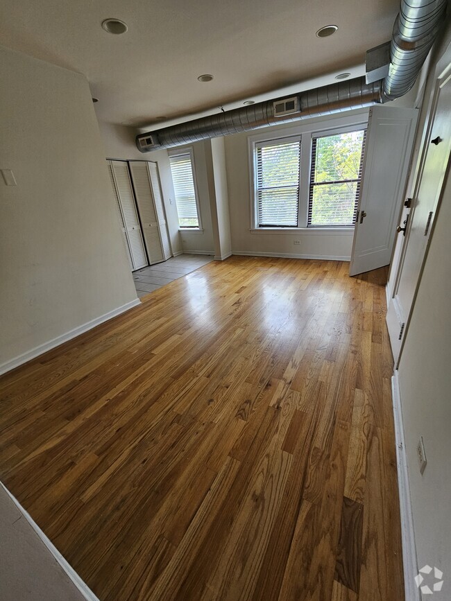 Building Photo - 1243 W Henderson St Unit 1251-3 Rental