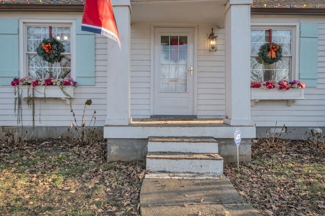 Photo - Available in March. Nashville 2 BED charming cottage for rent. Renovated with darling details and...