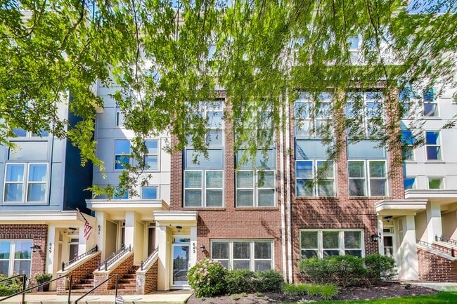 Building Photo - Elegant 3 bedroom, 2.5 bath townhome in Crown Farm