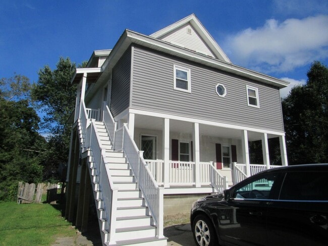Building Photo - Dracut Beautiful 4-5 Bedroom Apartment Ready for Occupancy!!