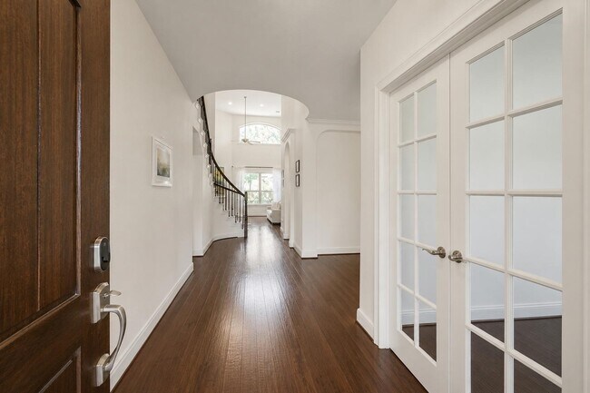Photo - 6 S Wheatleigh Dr