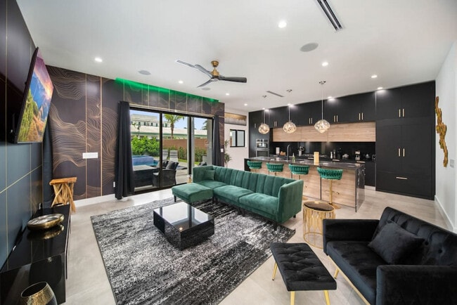 Building Photo - 601 NE 16th Ave Unit ID1369650P