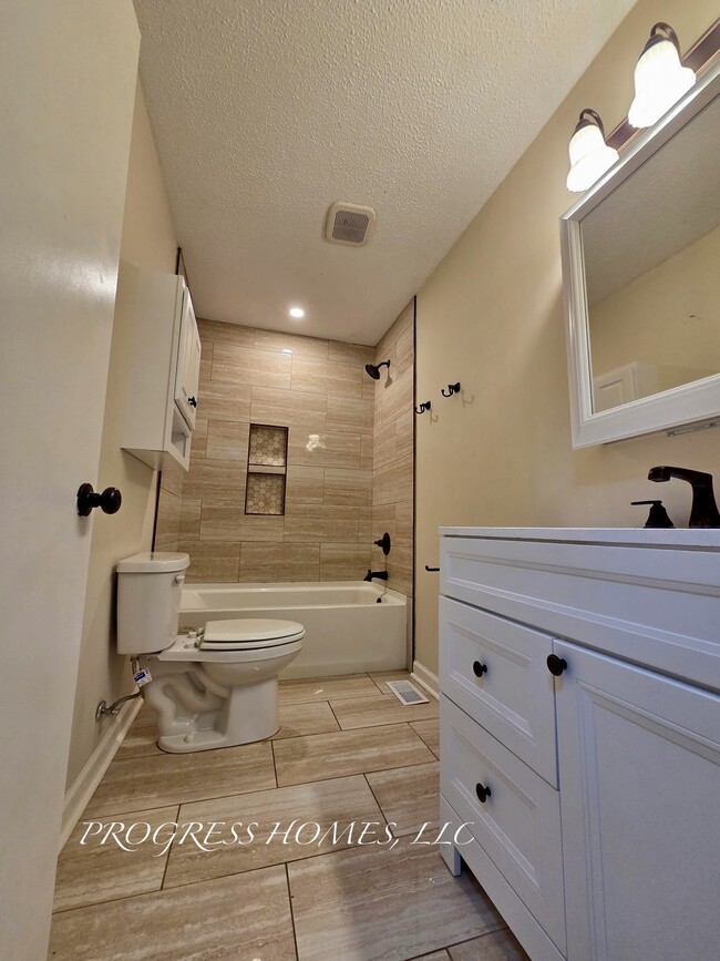 Photo - 327 Larkwood Dr SW