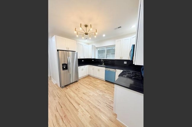 Cocina L - 7718 S Bishop St Unidad 2