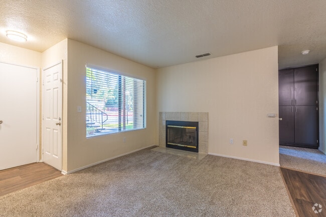 2BR, 2BA - 924SF - Living Room