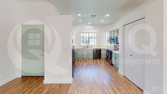 Photo - 941 E Park Ave