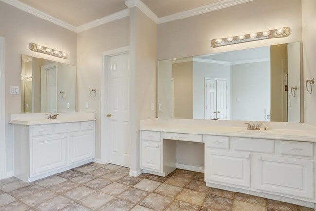 Building Photo - 2822 Briarhurst Park