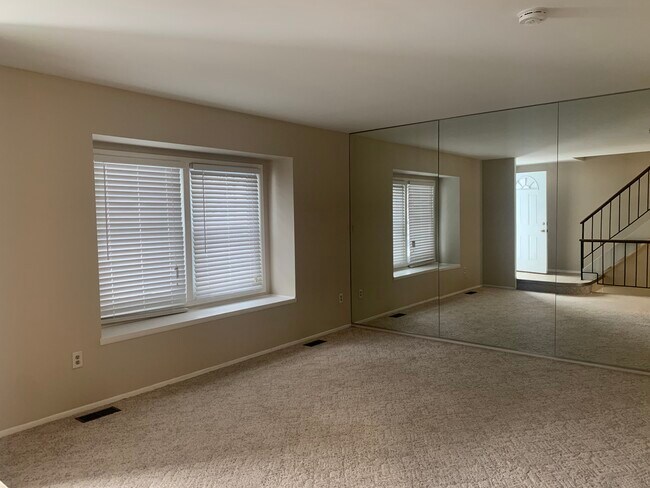 Spacious Living Room - 5131 Buckingham Unit 1