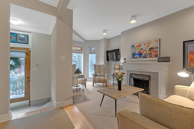 47 Howland Ave