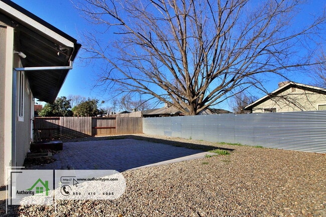 Photo - 2870 Iris St