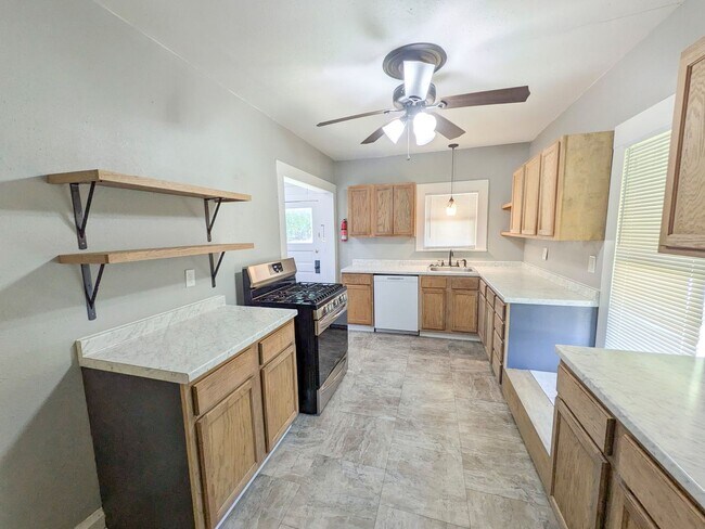 Photo - 1102 Dallas St