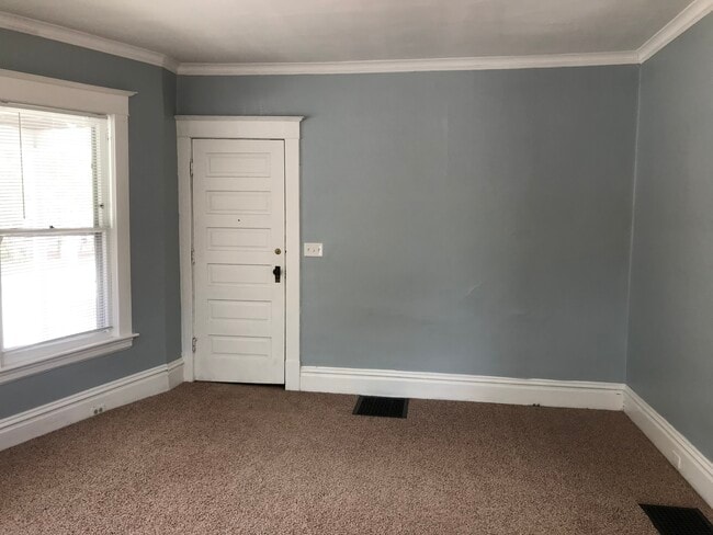 Building Photo - 128 Luton Ave SE Unit 1