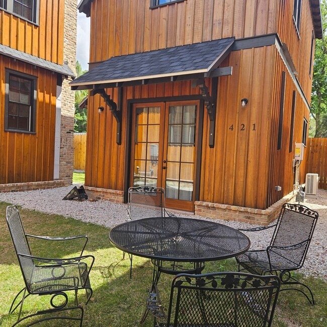 Building Photo - 421 NE 3rd St