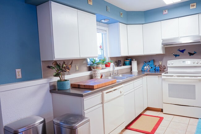 Kitchen with backyard views - 1508 Kinnikinnick St Townhome
