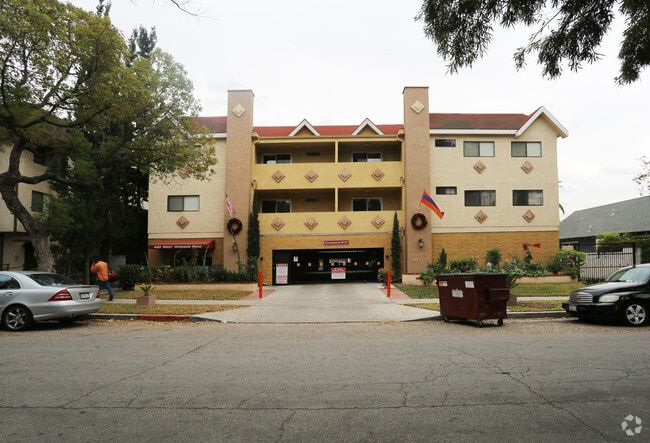 Photo - 420 W Windsor Rd