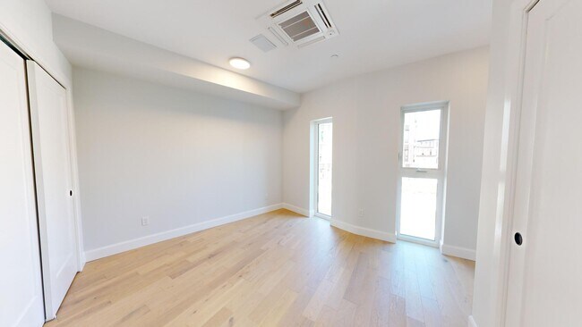 Photo - AMAZING THREE LEVEL THREE BEDROOM TOWNHOME IN WEST FIVE Unité 107B
