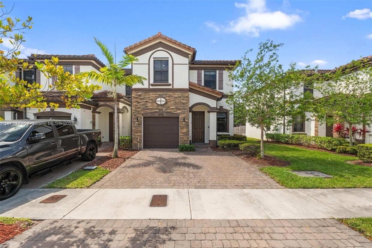 Photo - 8990 NW 183rd St (Hialeah, FL)