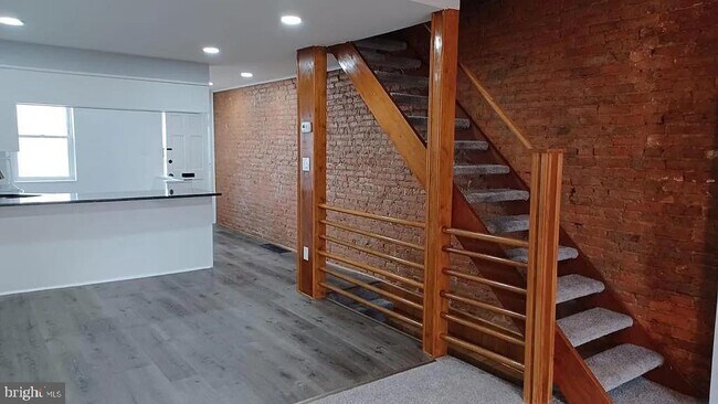 Building Photo - 2534 Memphis St Rental