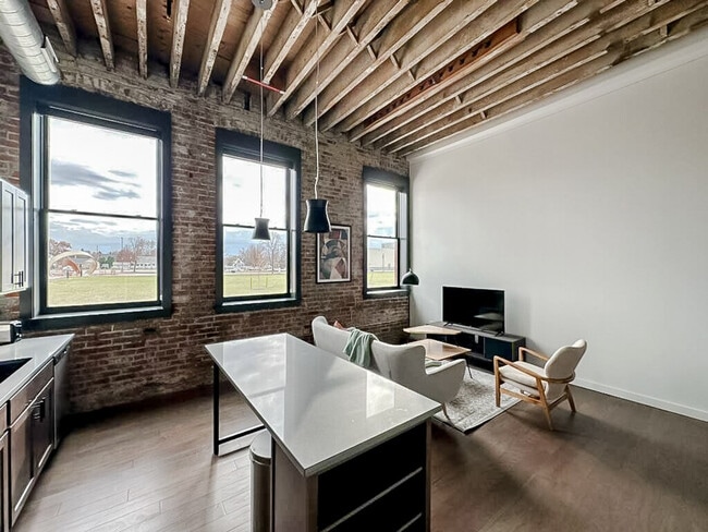 Photo - 403 W 4th St N Unidad ID1352442P