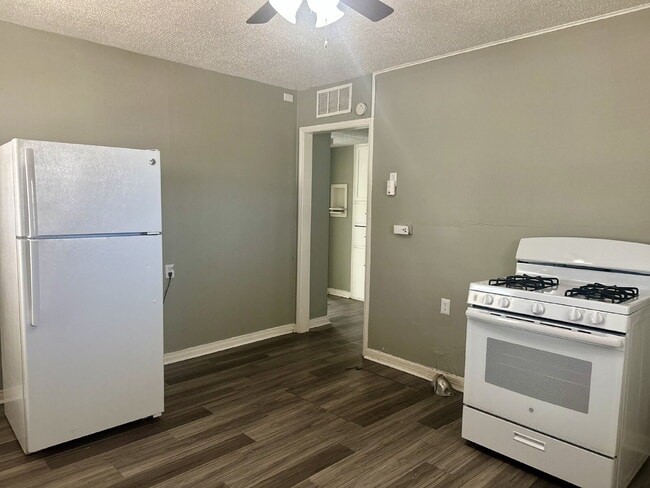 Photo - Cozy 2/1 with a carport!