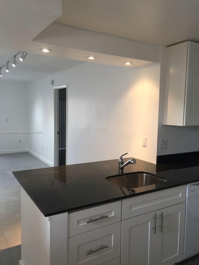 Building Photo - 860 NE 209th Terrace Unit 104-33