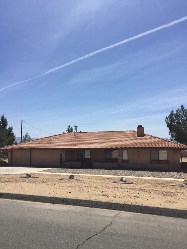 DESIRABLE DESERT KNOLLS!! LARGE 3 BEDROOM ... - DESIRABLE DESERT KNOLLS!! LARGE 3 BEDROOM ... House