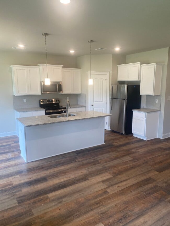 Photo - Leasing Now!