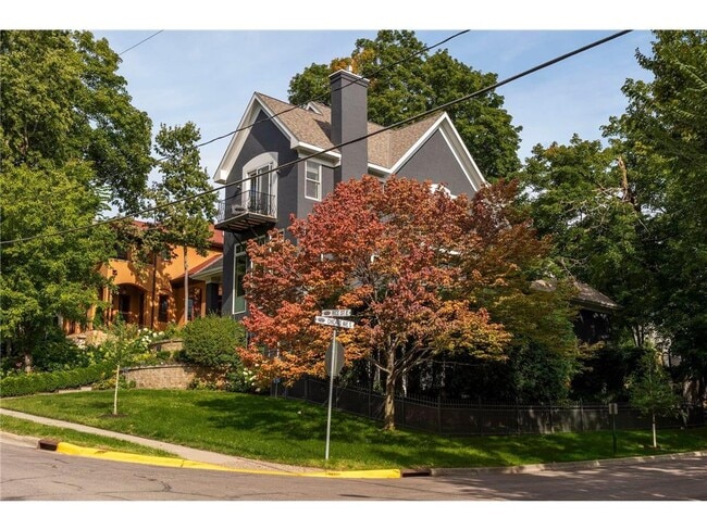 Photo - 745 Rice St E