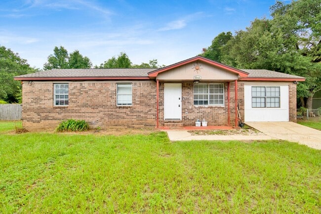 Building Photo - 4 Bed Home with Large Yard